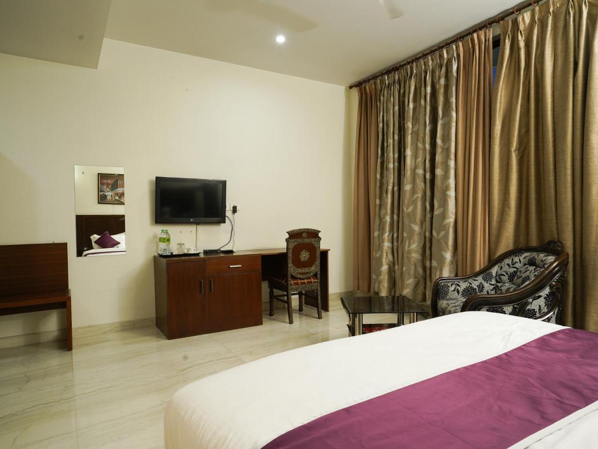 Lime Tree Hotel Sushant Lok Gurgaon Sector 29 Next To Iffco Chowk Metro Exterior photo