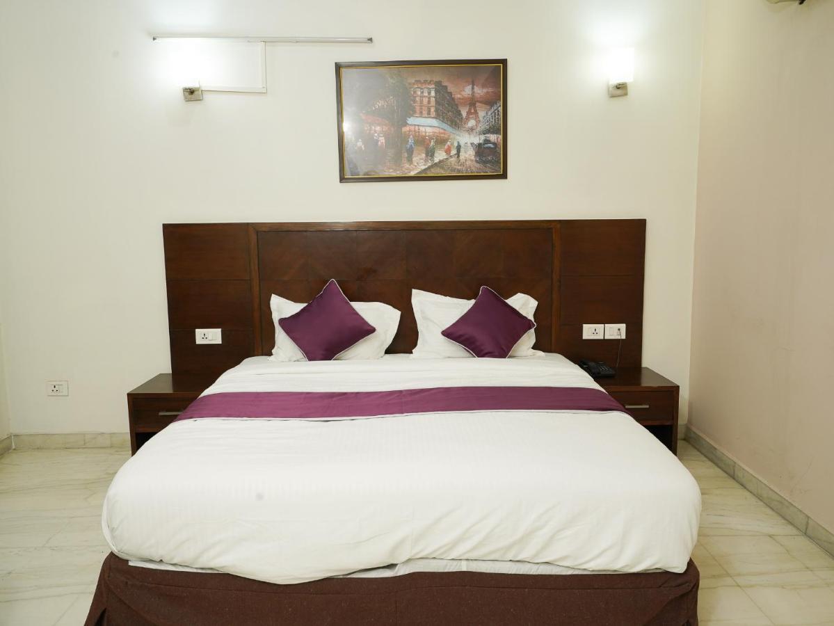 Lime Tree Hotel Sushant Lok Gurgaon Sector 29 Next To Iffco Chowk Metro Exterior photo