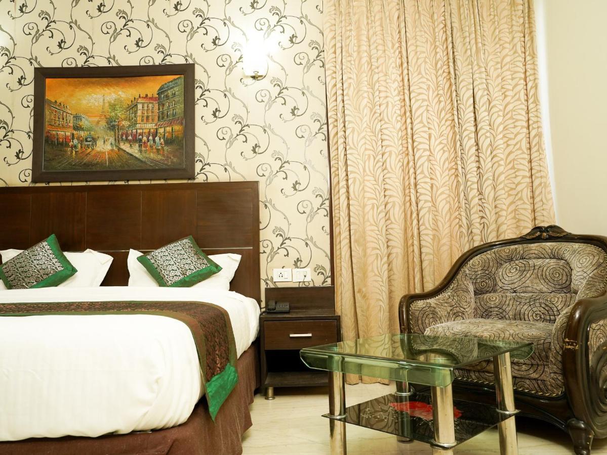 Lime Tree Hotel Sushant Lok Gurgaon Sector 29 Next To Iffco Chowk Metro Exterior photo