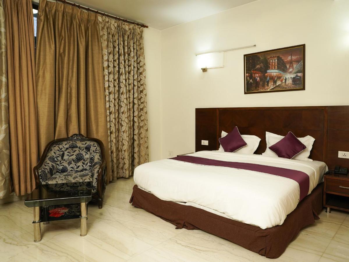 Lime Tree Hotel Sushant Lok Gurgaon Sector 29 Next To Iffco Chowk Metro Exterior photo