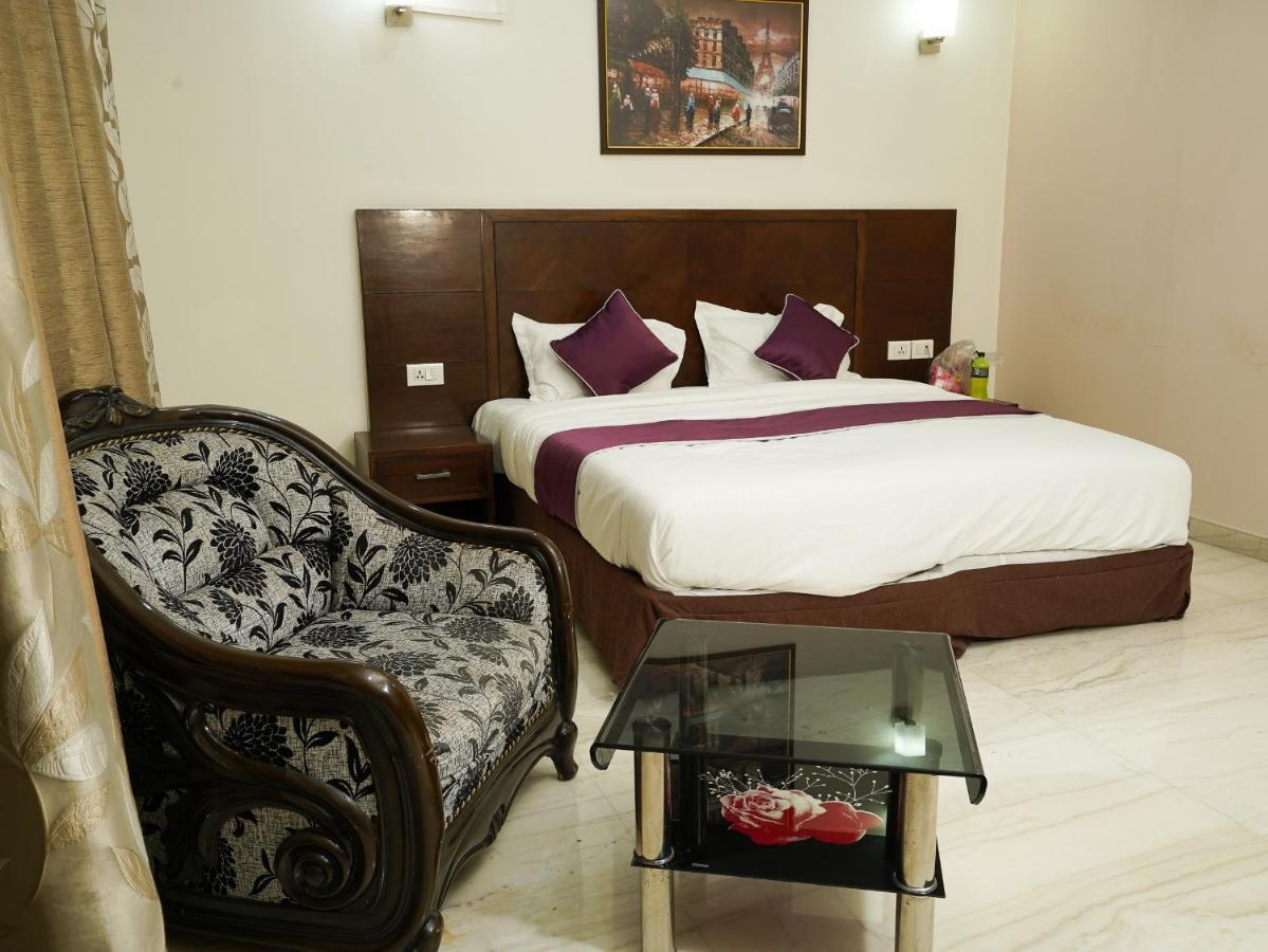 Lime Tree Hotel Sushant Lok Gurgaon Sector 29 Next To Iffco Chowk Metro Exterior photo