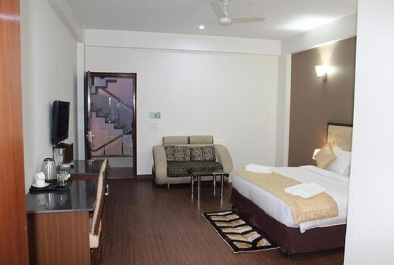 Lime Tree Hotel Sushant Lok Gurgaon Sector 29 Next To Iffco Chowk Metro Exterior photo