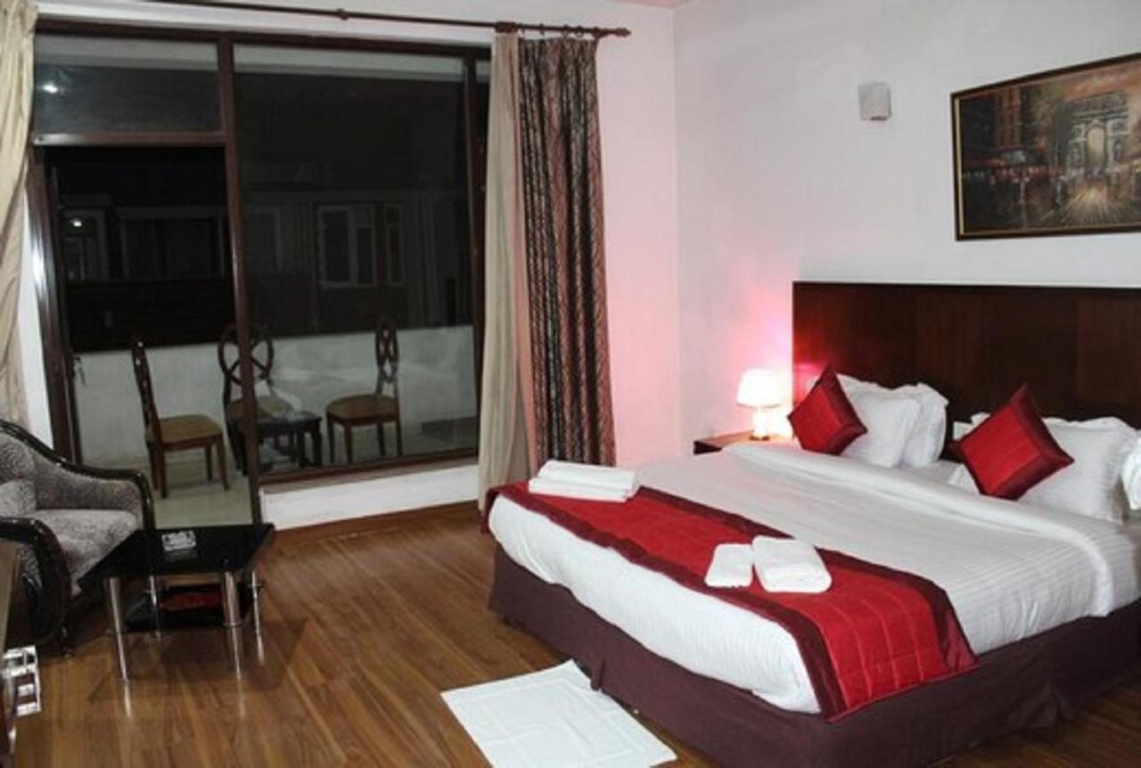 Lime Tree Hotel Sushant Lok Gurgaon Sector 29 Next To Iffco Chowk Metro Exterior photo