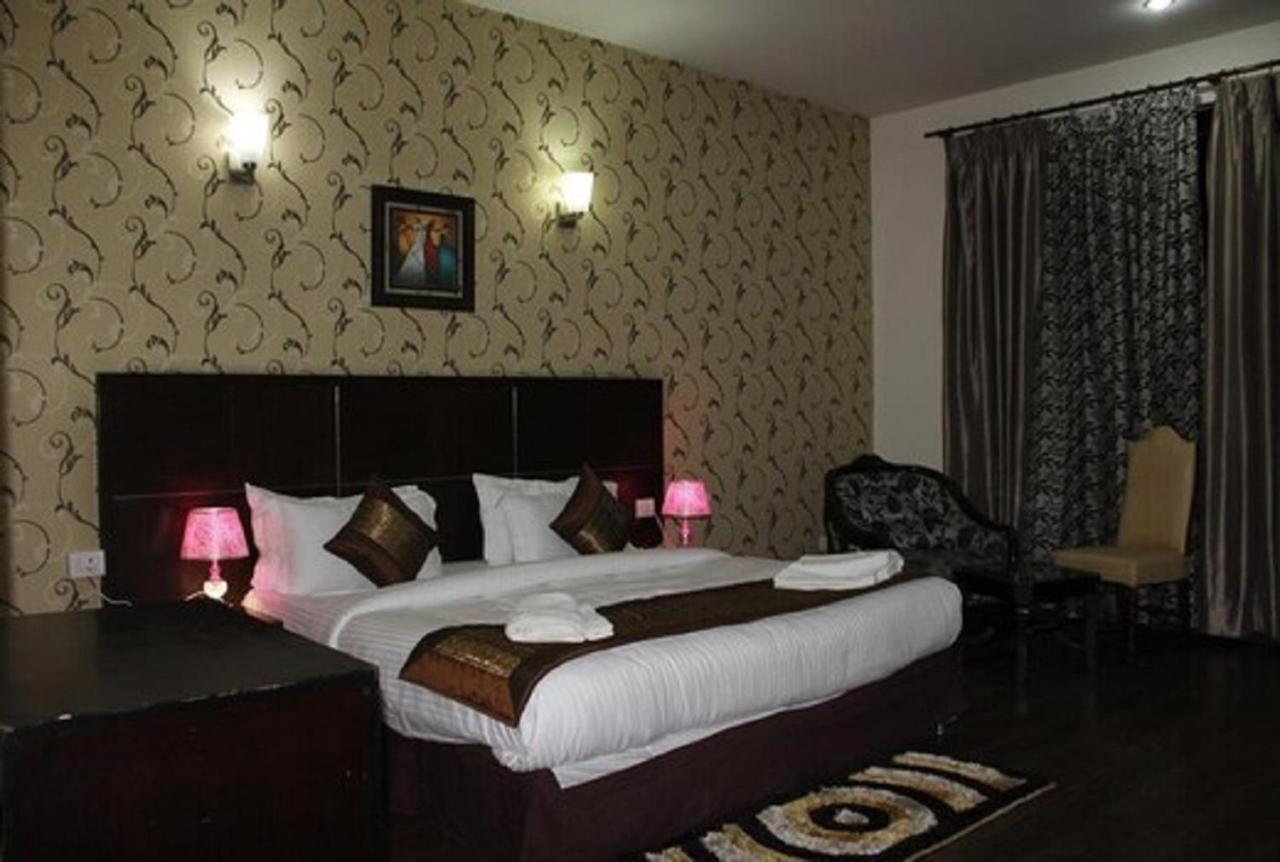 Lime Tree Hotel Sushant Lok Gurgaon Sector 29 Next To Iffco Chowk Metro Exterior photo