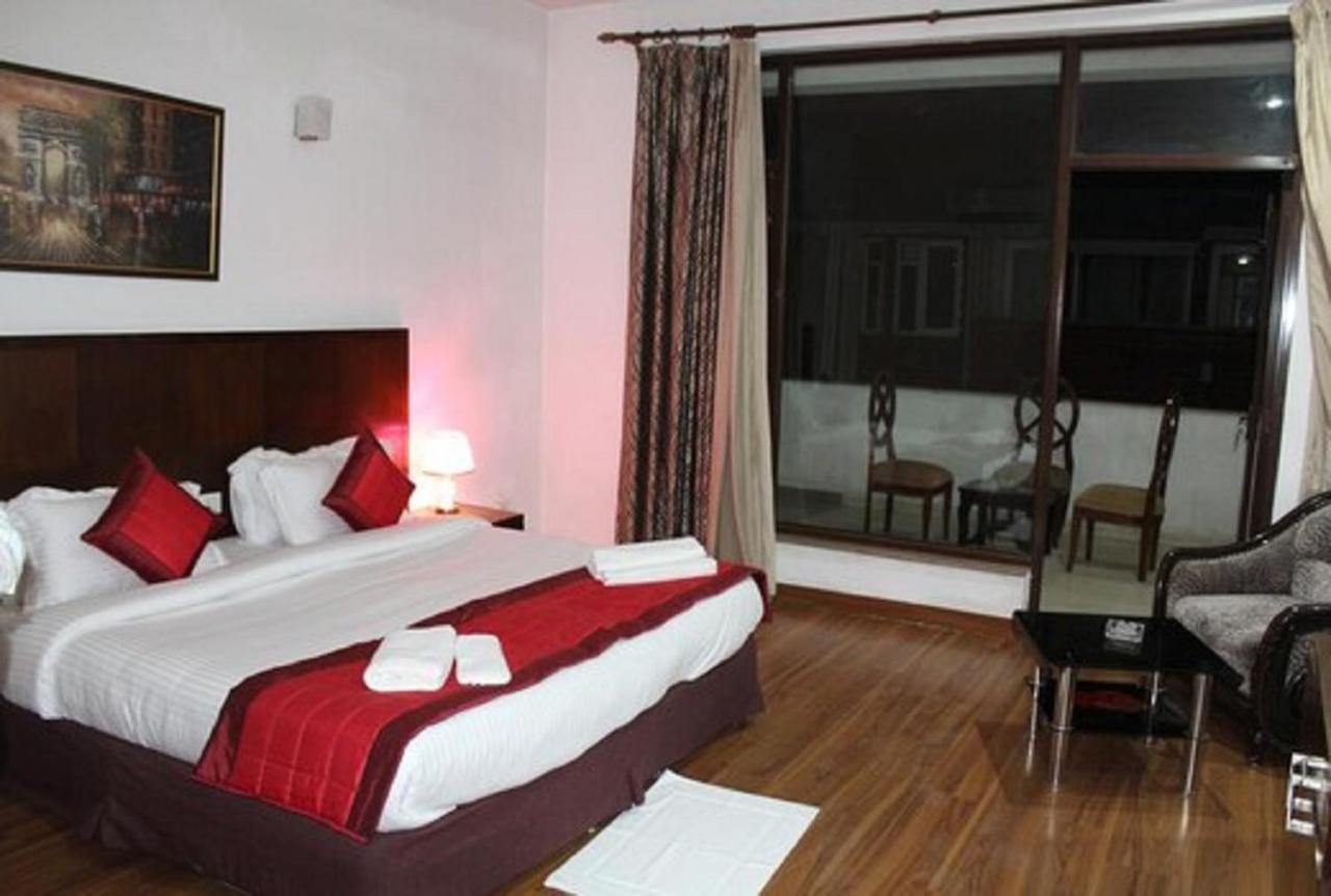 Lime Tree Hotel Sushant Lok Gurgaon Sector 29 Next To Iffco Chowk Metro Exterior photo