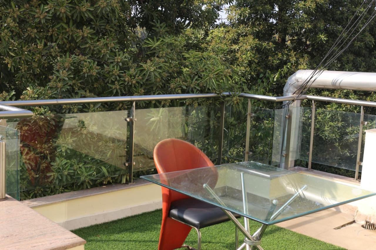 Lime Tree Hotel Sushant Lok Gurgaon Sector 29 Next To Iffco Chowk Metro Exterior photo